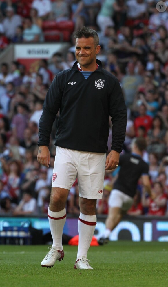 Robbie Williams à l'échauffement avant le coup d'envoi du match de charité Soccer Aid 2012 à Old Trafford. Manchester, le 27 mai 2012.