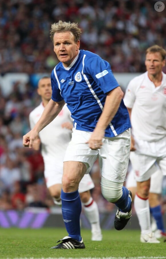 Gordon Ramsay en pleine action durant le match de charité Soccer Aid 2012 à Old Trafford. Manchester, le 27 mai 2012.