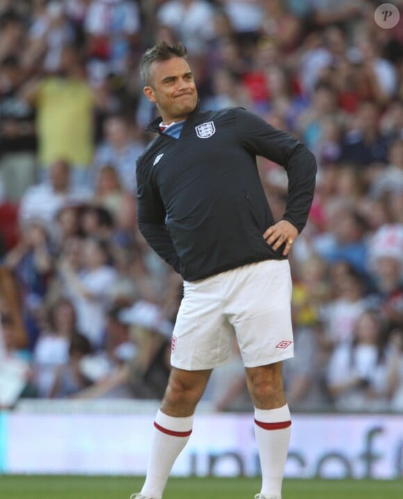 Robbie Williams à l'échauffement avant le coup d'envoi du match de charité Soccer Aid 2012 à Old Trafford. Manchester, le 27 mai 2012.