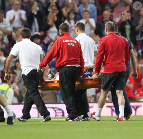 Gordon Ramsay quitte le stade sur une civière après un violent choc avec Teddy Sheringham. Manchester, le 27 mai 2012.