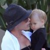 Pink et Carey Hart : leur petite Willow est à croquer au restaurant Geoffrey's de Malibu le 28 mai 2012