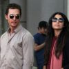 Amoureux, Matthew McConaughey et sa fiancée Camila Alves à l'aéroport de Los Angeles le 28 mai 2012