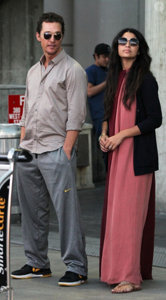 Amoureux, Matthew McConaughey et sa fiancée Camila Alves à l'aéroport de Los Angeles le 28 mai 2012