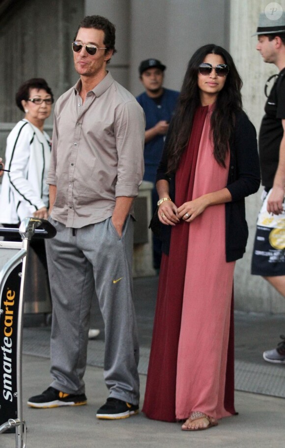 Matthew McConaughey et sa fiancée Camila Alves à l'aéroport de Los Angeles le 28 mai 2012