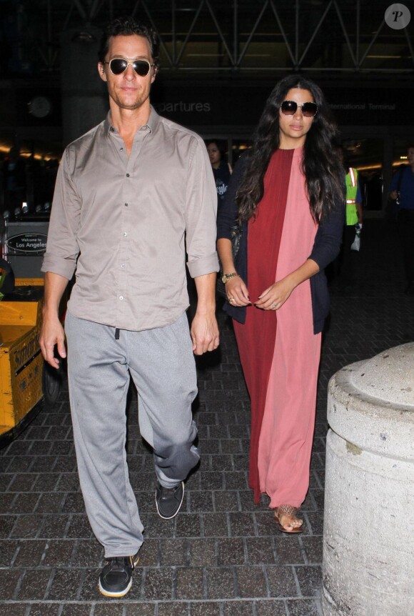 Fatigués, Matthew McConaughey et sa fiancée Camila Alves arrivent à l'aéroport de Los Angeles le 28 mai 2012