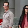 Radieux, Matthew McConaughey et sa fiancée Camila Alves à l'aéroport de Los Angeles le 28 mai 2012