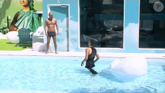 Julien se jette dans la piscine au réveil dans Secret Story 6