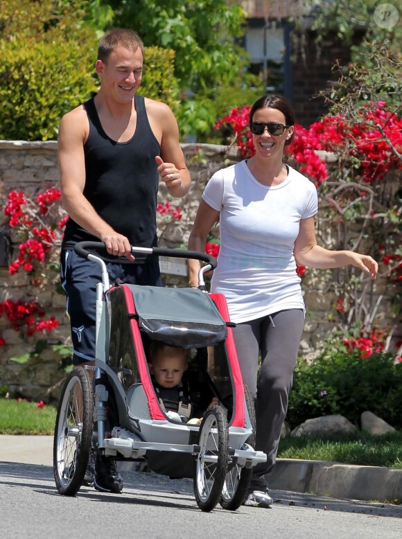 Jogging en famille avec son mari Mario Treadway et leur fils Ever pour Alanis Morissette à Los Angeles. Le 5 mai 2012.