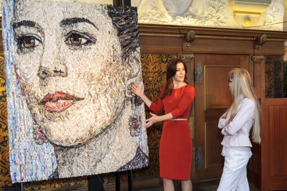La princesse Mary de Danemark inaugurait le 31 mai 2012 au Musée national d'histoire de Copenhague son portrait réalisé par l'artiste Gugger Petter.