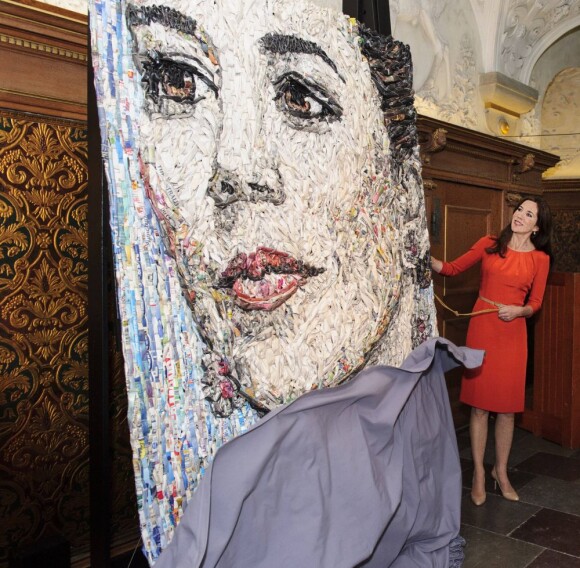La princesse Mary de Danemark inaugurait le 31 mai 2012 au Musée national d'histoire de Copenhague son portrait réalisé par l'artiste Gugger Petter.