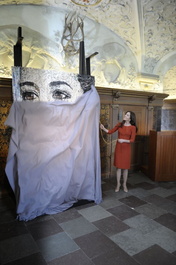 L'heure du dévoilement est venue... La princesse Mary inaugurait le 31 mai 2012 au Musée national d'histoire de Copenhague son portrait réalisé par l'artiste Gugger Petter.