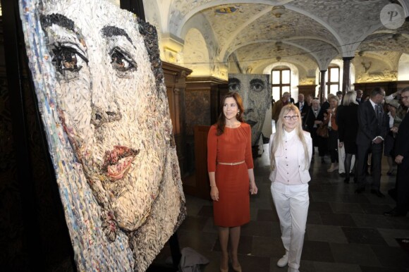 La princesse Mary inaugurait le 31 mai 2012 au Musée national d'histoire de Copenhague son portrait réalisé par l'artiste Gugger Petter.