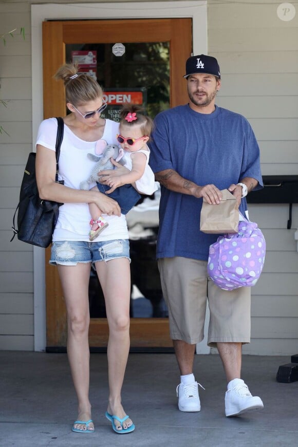 Réunion de famille, Kevin Federline, sa compagne Victoria Prince et leur fille Jordan, à Los Angeles le 31 mai 2012