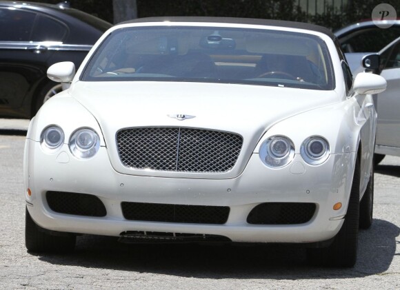 En voiture, Jennifer Love Hewitt à Los Angeles le 31 mai 2012