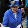 Elizabeth II, toute de bleu vêtue, arrive au Derby Stakes, aussi appelé Le Derby, et mondialement connu sous le nom de Derby d'Epsom (course hippique de plat). Cet événement ouvre les festivités officielles organisées dans le cadre de son jubilé de diamant. Le 2 juin 2012