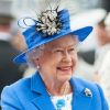 Elizabeth II arrive au Derby Stakes, aussi appelé Le Derby, et mondialement connu sous le nom de Derby d'Epsom (course hippique de plat). Cet événement ouvre les festivités officielles organisées dans le cadre de son jubilé de diamant. Le 2 juin 2012