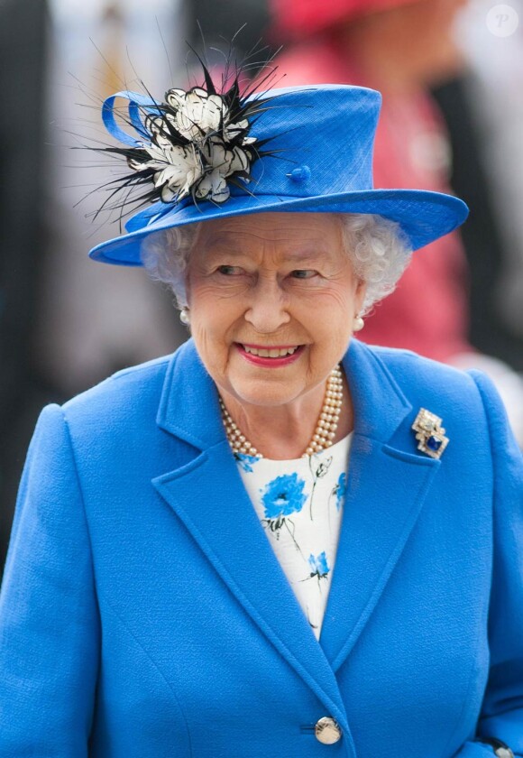 Elizabeth II arrive au Derby Stakes, aussi appelé Le Derby, et mondialement connu sous le nom de Derby d'Epsom (course hippique de plat). Cet événement ouvre les festivités officielles organisées dans le cadre de son jubilé de diamant. Le 2 juin 2012