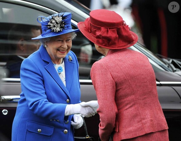 Elizabeth II arrive au Derby Stakes, aussi appelé Le Derby, et mondialement connu sous le nom de Derby d'Epsom (course hippique de plat). Cet événement ouvre les festivités officielles organisées dans le cadre de son jubilé de diamant. Le 2 juin 2012