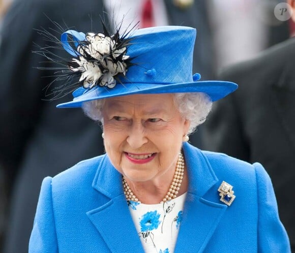Elizabeth II, enjouée, arrive au Derby Stakes, aussi appelé Le Derby, et mondialement connu sous le nom de Derby d'Epsom (course hippique de plat). Cet événement ouvre les festivités officielles organisées dans le cadre de son jubilé de diamant. Le 2 juin 2012