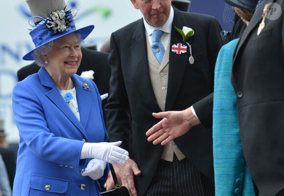 Elizabeth II arrive au Derby d'Epsom (course hippique de plat). Le 2 juin 2012