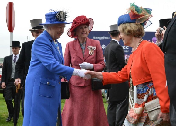 Elizabeth II arrive au Derby d'Epsom (course hippique de plat). Cet événement ouvre les festivités officielles organisées dans le cadre de son jubilé de diamant. Le 2 juin 2012