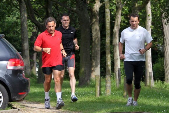 Nicolas Sarkozy en plein footing, à Paris, le 2 juin 2012.