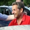 Nicolas Sarkozy souriant de retour à Paris, le 2 juin 2012.