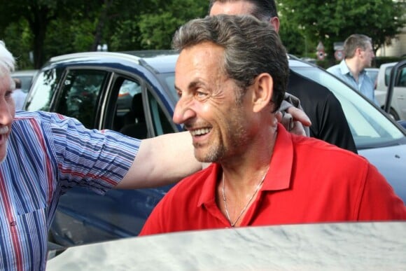 Nicolas Sarkozy souriant de retour à Paris, le 2 juin 2012.