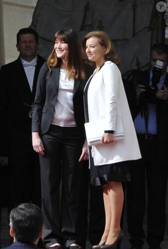 Carla Bruni accueille Valérie Trierweiler sur le perron l'Elysée au moment de la passation de pouvoir, le 15 mai 2012.