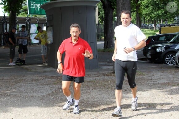Nicolas Sarkozy de retour à Paris ne perd pas une seconde et enfile ses baskets, le 2 juin 2012.