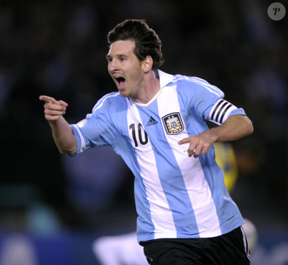 Lionel Messi a implicitement confirmé les rumeurs de paternité le 2 juin 2012 à Buenos Aires en simulant une grossesse avec le ballon après son but
