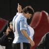 Lionel Messi confirme sa future paternité en célébrant son but en mimant une grossesse le 2 juin 2012 à Buenos Aires