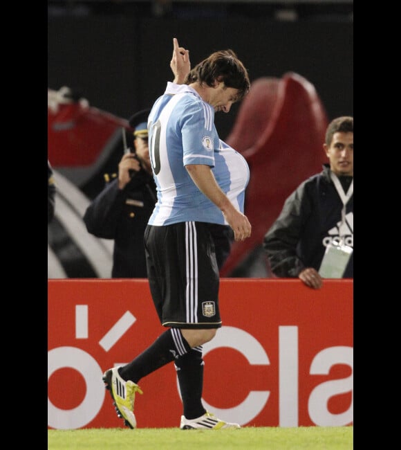 Lionel Messi confirme sa future paternité en célébrant son but en mimant une grossesse le 2 juin 2012 à Buenos Aires