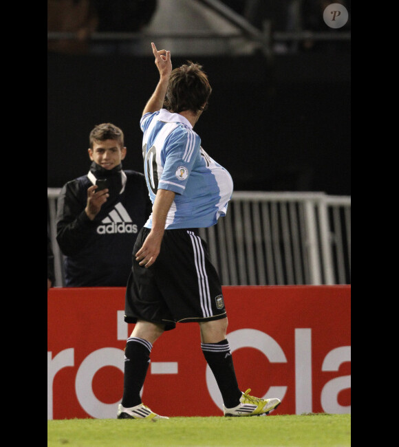 Lionel Messi dédie son but à sa compagne Antonella Roccuzzo en simulant une grossesse le 2 juin 2012 à Buenos Aires