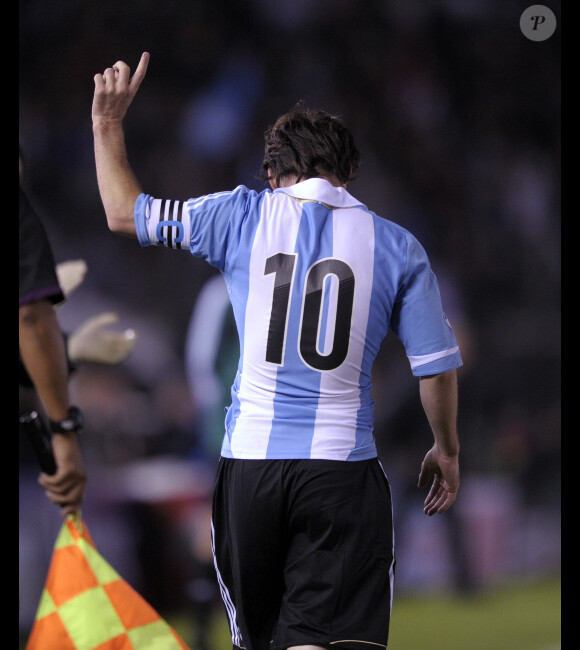 Lionel Messi a inscrit le troisième but de la sélection nationale le 2 juin 2012 à Buenos Aires, confirmant implicitement les rumeurs de grossesse de sa compagne Antonella Roccuzzo