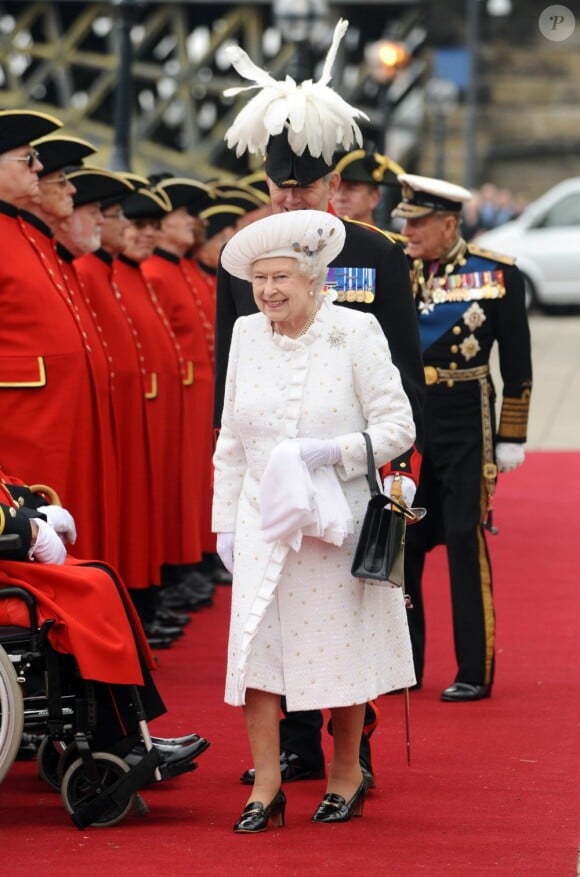 Le prince Philip, duc d'Edimbourg, a dû être hospitalisé lundi 4 juin 2012 au beau milieu des célébrations du jubilé de diamant de son épouse la reine Elizabeth II, en raison d'une infection à la vessie. Admis par mesure de précaution et pour plusieurs jours, il manquera, très déçu, la suite et la fin des festivités.