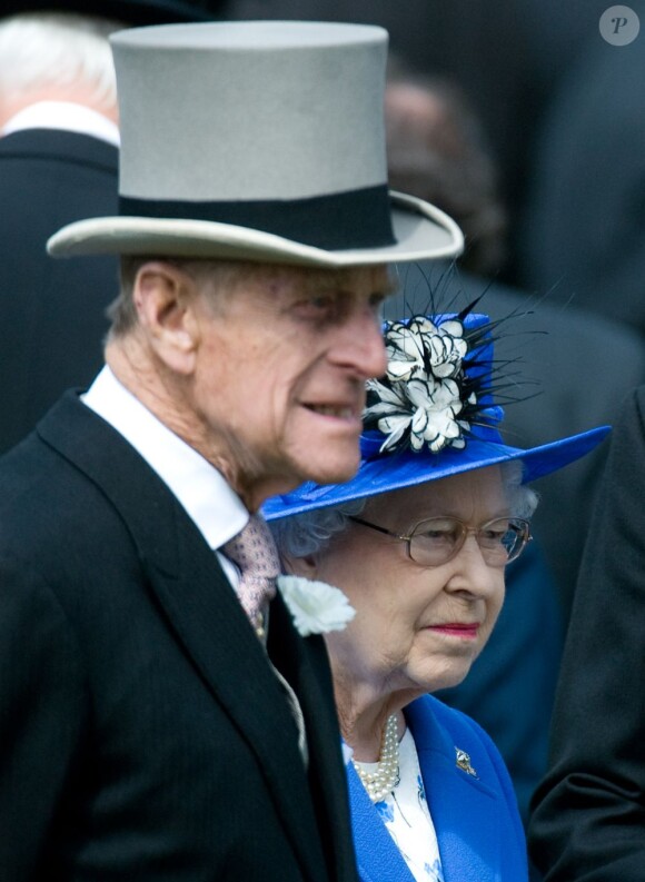 Le duc d'Edimbourg au côté de la reine lors du derby d'Epsom le 2 juin 2012.
Le prince Philip, duc d'Edimbourg, a dû être hospitalisé lundi 4 juin 2012 au beau milieu des célébrations du jubilé de diamant de son épouse la reine Elizabeth II, en raison d'une infection à la vessie. Admis par mesure de précaution et pour plusieurs jours, il manquera, très déçu, la suite et la fin des festivités.