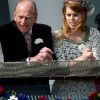 Le duc d'Edimbourg au côté de ses petites-filles Beatrice et Eugenie le 3 juin 2012 lors de la parade fluviale.
Le prince Philip, duc d'Edimbourg, a dû être hospitalisé lundi 4 juin 2012 au beau milieu des célébrations du jubilé de diamant de son épouse la reine Elizabeth II, en raison d'une infection à la vessie. Admis par mesure de précaution et pour plusieurs jours, il manquera, très déçu, la suite et la fin des festivités.