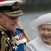 Le prince Philip a été bien vaillant lors de la parade fluviale sur la Tamise le 3 juin 2012, présent auprès de sa femme la reine malgré le froid et la pluie.
Le prince Philip, duc d'Edimbourg, a dû être hospitalisé lundi 4 juin 2012 au beau milieu des célébrations du jubilé de diamant de son épouse la reine Elizabeth II, en raison d'une infection à la vessie. Admis par mesure de précaution et pour plusieurs jours, il manquera, très déçu, la suite et la fin des festivités.