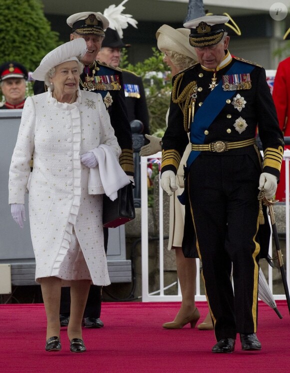 Le duc d'Edimbourg se fend la poire avec sa belle-fille Camilla Parker Bowles sur le tapis rouge avant la parade fluviale sur la Tamise.
Le prince Philip, duc d'Edimbourg, a dû être hospitalisé lundi 4 juin 2012 au beau milieu des célébrations du jubilé de diamant de son épouse la reine Elizabeth II, en raison d'une infection à la vessie. Admis par mesure de précaution et pour plusieurs jours, il manquera, très déçu, la suite et la fin des festivités.