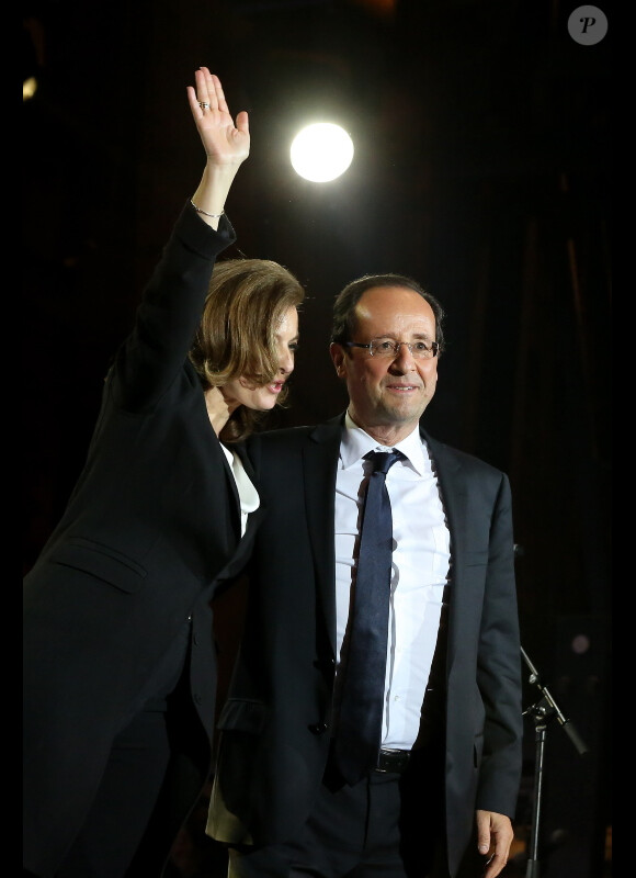 Valérie Trierweiler et François Hollande le soir de l'élection, à Paris, le 6 mai 2012.
