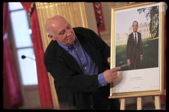 Raymond Depardon présente le portrait officiel du président Hollande à l'Eylsée, le 4 juin 2012.