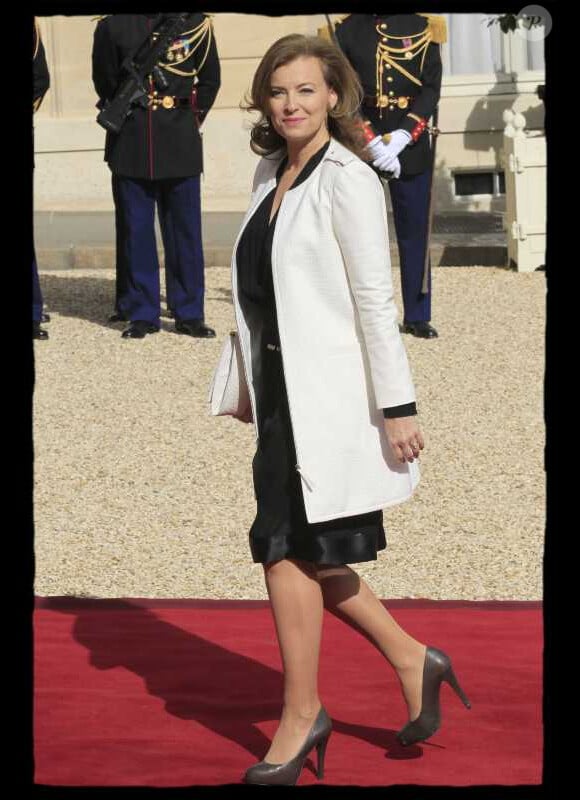 Valérie Trierweiler fait ses premiers pas à l'Elysée le jour de la passation de pouvoir, le 15 mai 2012.