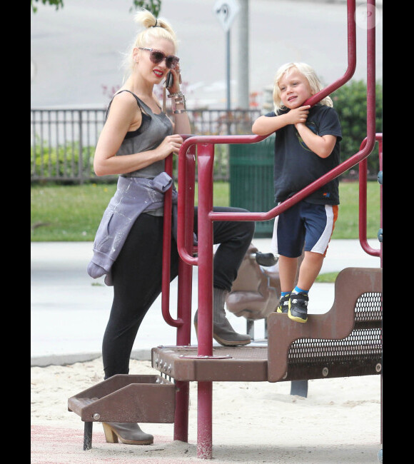 Gwen Stefani et son fils Zuma s'amusent tranquillement au parc, à Los Angeles, le 4 juin 2012
