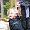 Gwen Stefani et son fils Zuma s'amusent au parc, à Los Angeles, le 4 juin 2012. Le petit garçon a une énergie débordante, sa maman a du mal à suivre.