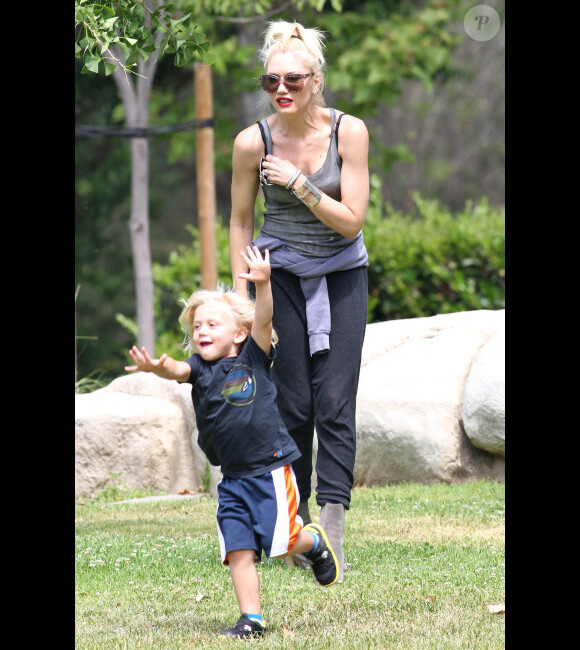 Gwen Stefani et son fils Zuma s'amusent au parc, à Los Angeles, le 4 juin 2012. Le petit garçon a une énergie débordante, sa maman a du mal à suivre.