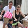 Francesco Totti est beaucoup moins à l'aise à vélo que sa femme Ilary durant leur vacances à Miami le 4 juin 2012