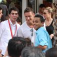 Francesco Totti prend la pose au milieu de ses fans durant ses vacances en amoureux à Miami le 4 juin 2012