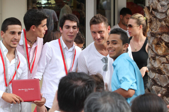 Francesco Totti prend la pose au milieu de ses fans durant ses vacances en amoureux à Miami le 4 juin 2012