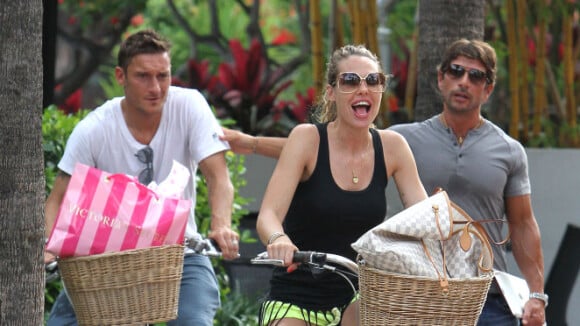 Francesco Totti et sa belle Ilary: Vacances en amoureux à vélo et sous le soleil